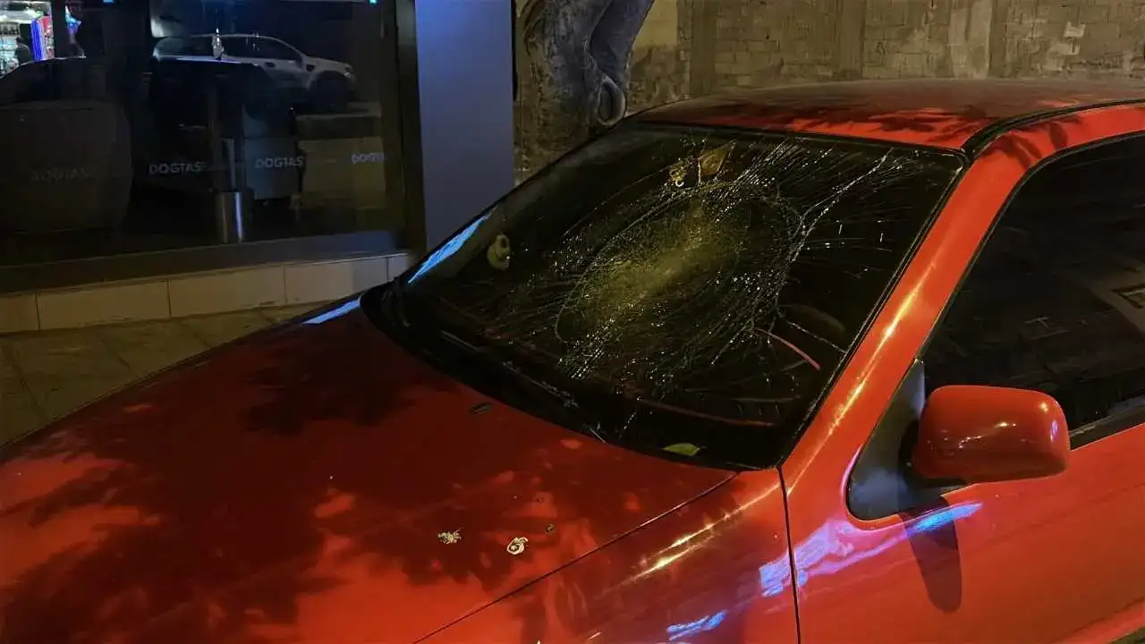 Hatay’da Gece Yarısı Taşlı Saldırı: 6 Araç, 4 İş Yeri Hedefte! 4